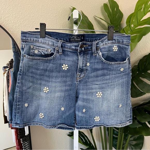 🩵 Lucky Brand “The Roll Up” Embroidered Daisy Jean Shorts | Size M (12/31) - Picture 1 of 8